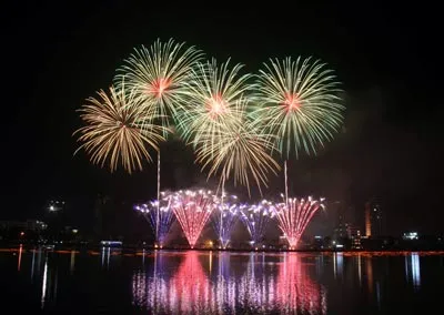 Những màn trình diễn pháo hoa của đội Trung Quốc. Ảnh: NGUYÊN KHÔI